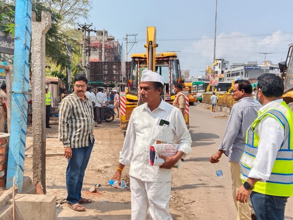 అక్రమ కట్టడాల తొలగింపును పరిశీలించిన ఎంపీడీవో