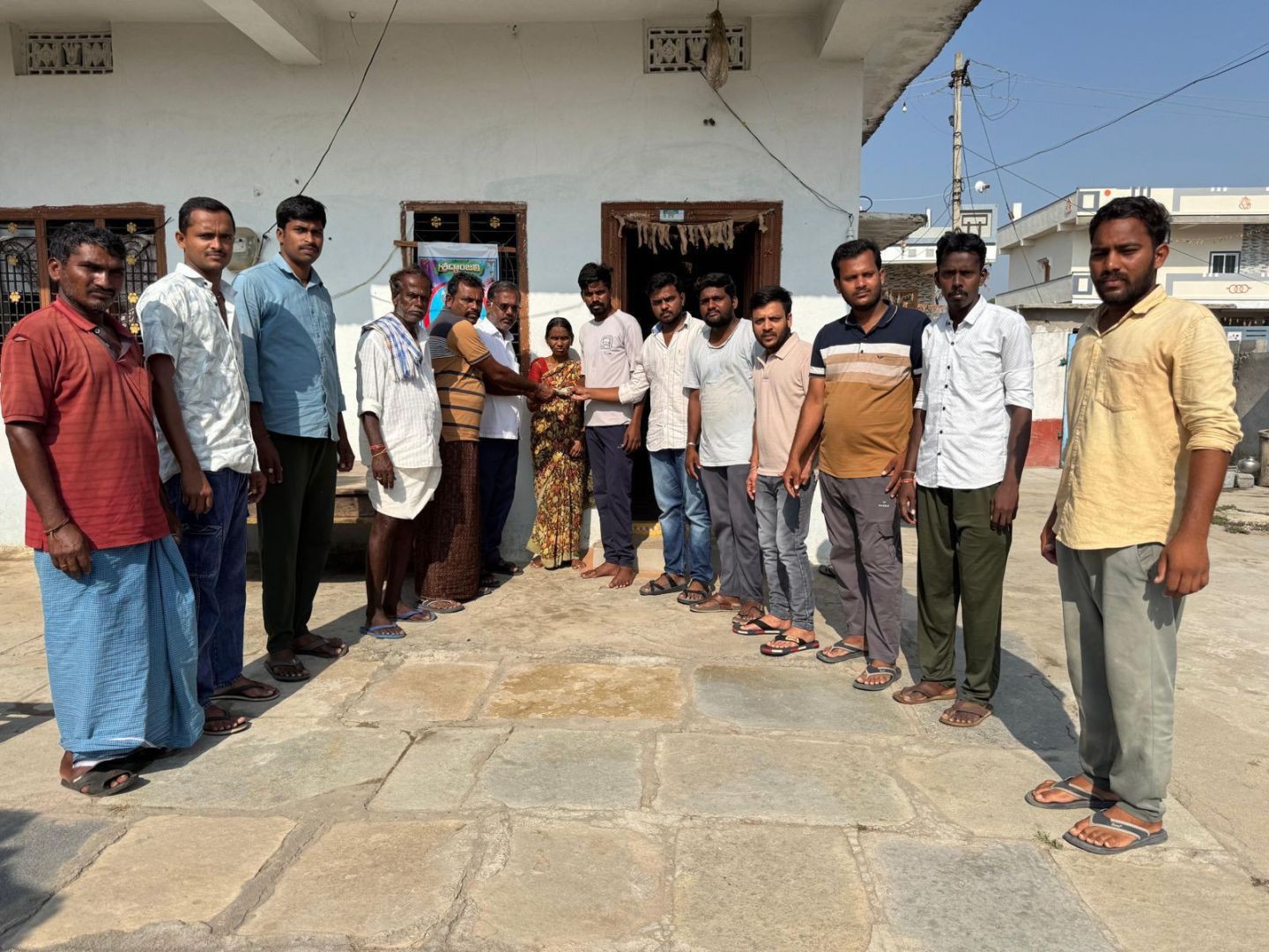 మానవత్వం చాటుకున్న అనాజిపురం గ్రామ ప్రజలు