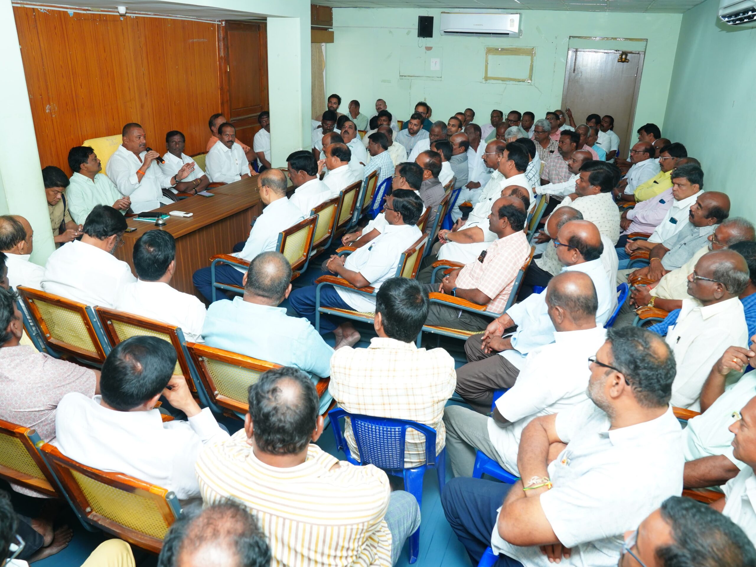 చర్చలతో ప్రారంభమైన కొనుగోళ్లు