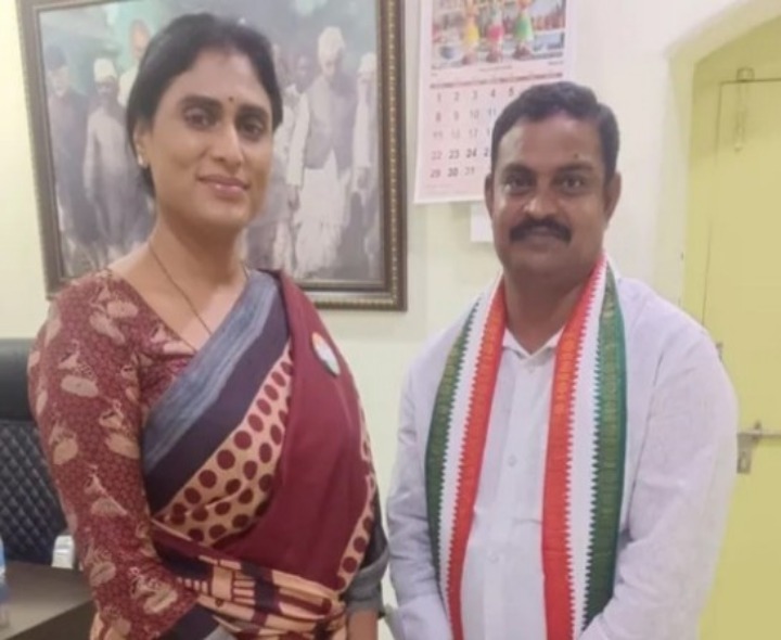 వైఎస్ షర్మిలతో  పార్టీ జిల్లా ఇన్‌ఛా‌ర్జ్ భేటీ