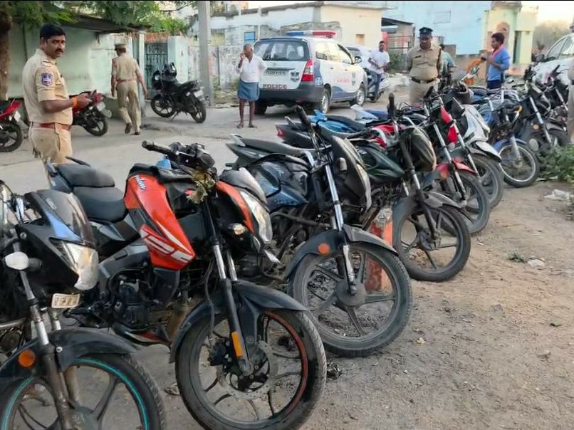 14 లీటర్ల మద్యం, 23 బైకులు సీజ్