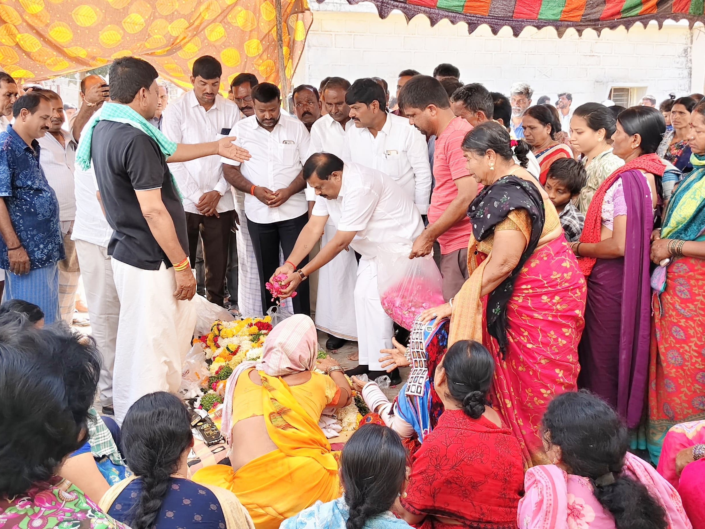 మృతుడికి నివాళి.. కుటుంబానికి పరామర్శ