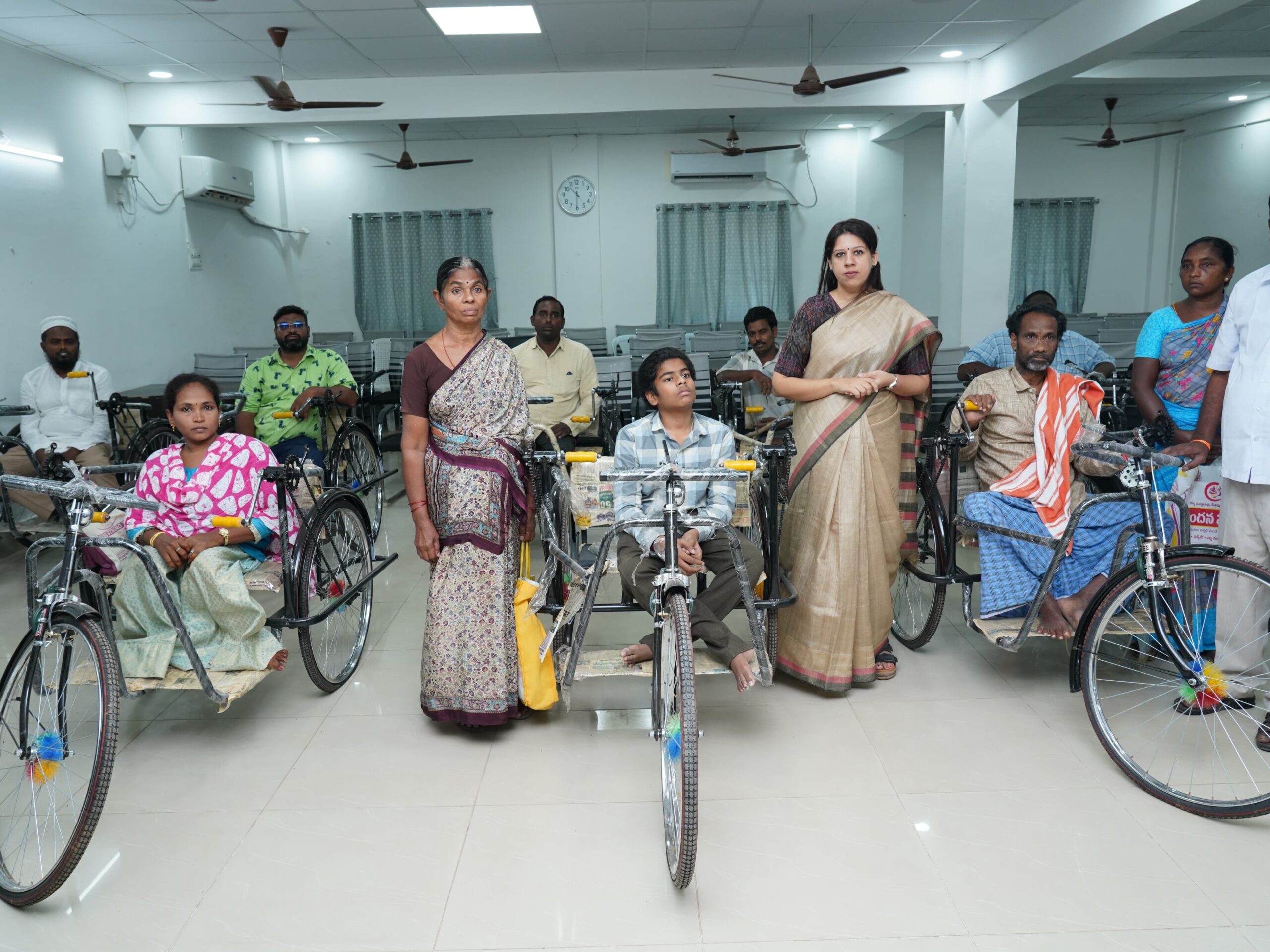 దివ్యాంగులకు ట్రై సైకిళ్ల పంపిణీ
