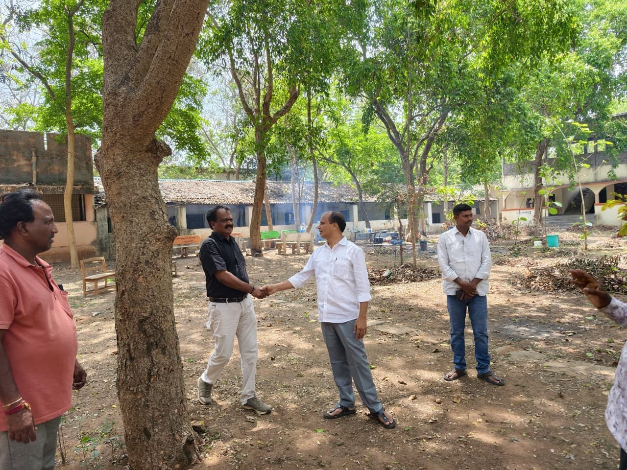 ‘పారిశుద్ధ్య కార్మికులకు సహకరించాలి’