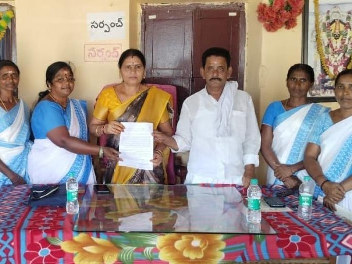 సర్పంచ్‌కు వినతిపత్రం అందించిన ఆశావర్కర్లు
