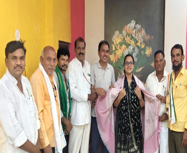 గ్రామాభివృద్ధికి కృషి చేసిన కావేరికి సన్మానం