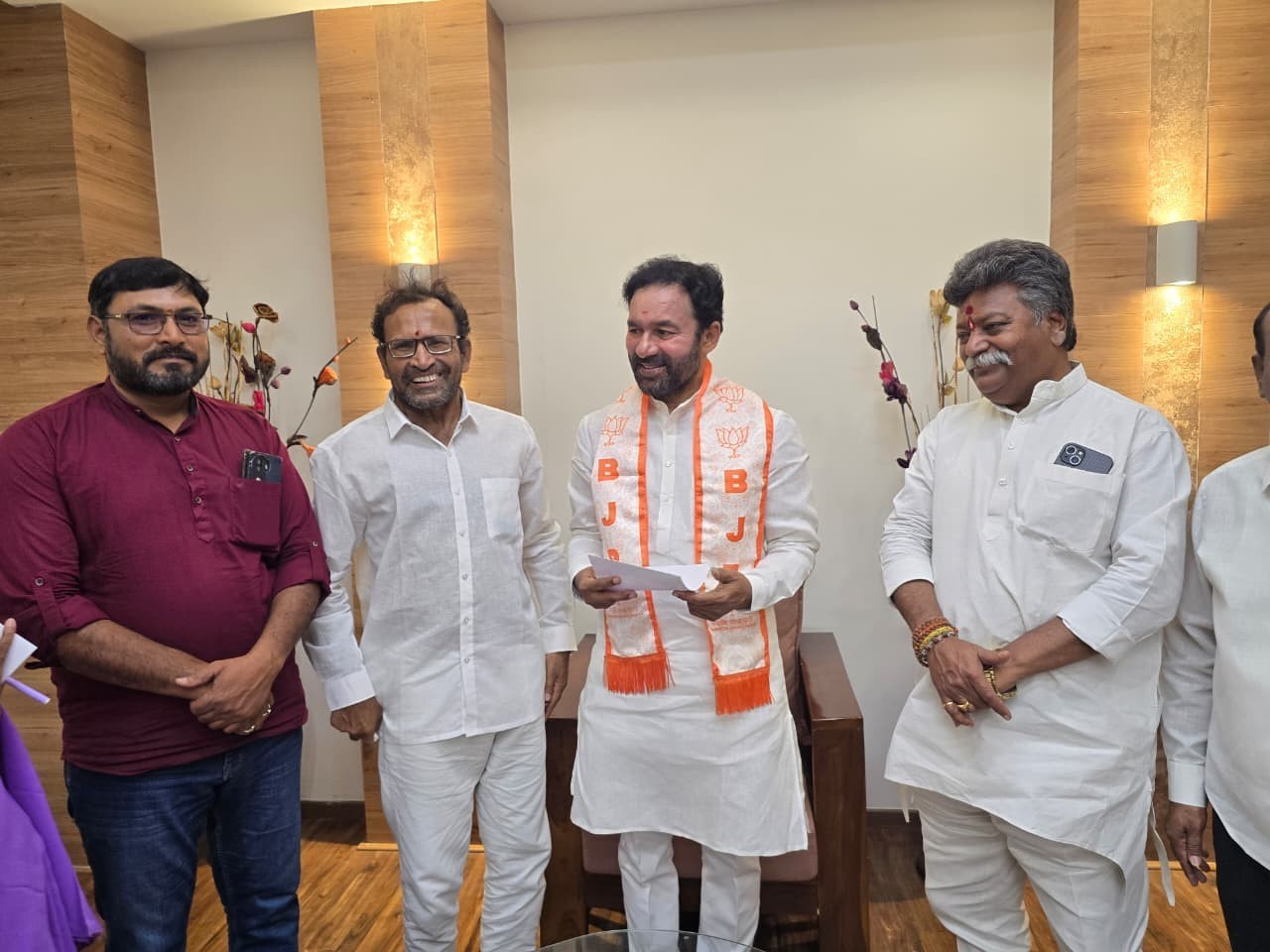 కేంద్రమంత్రికి రామయ్య ప్రసాదం అందజేత