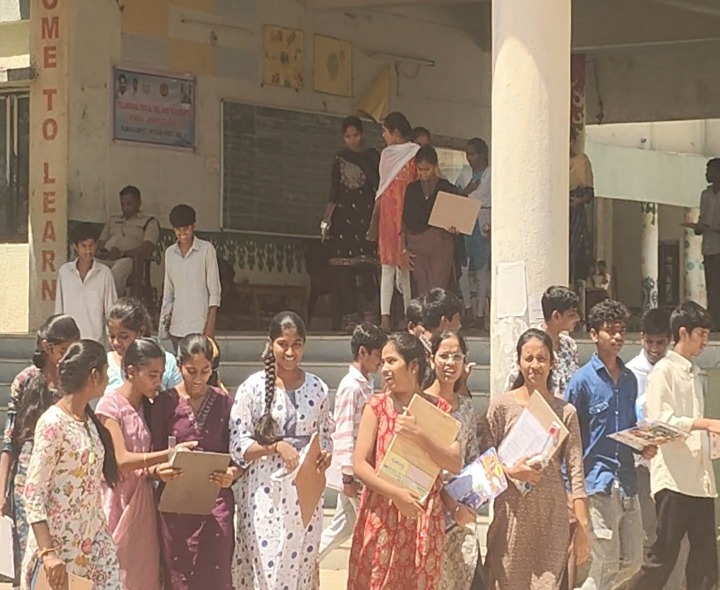 ​ముగిసిన పరీక్ష విద్యార్థుల్లో చిరునవ్వులు