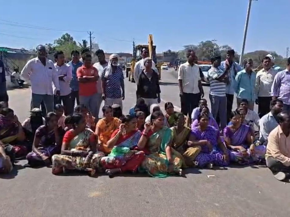 రోడ్డెక్కి లబ్ధిదారుల ఆందోళన