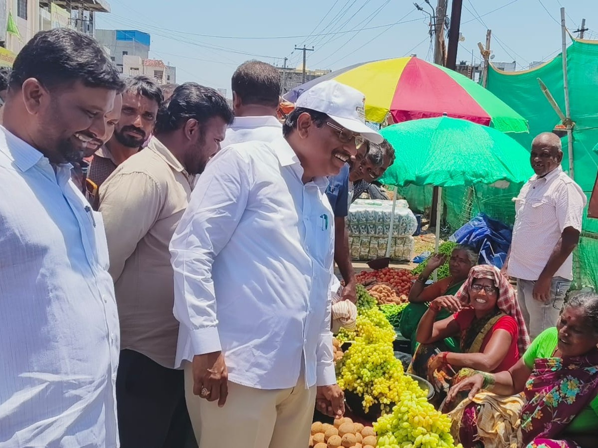 చిరు వ్యాపారులతో ముచ్చటించిన ఎమ్మెల్యే