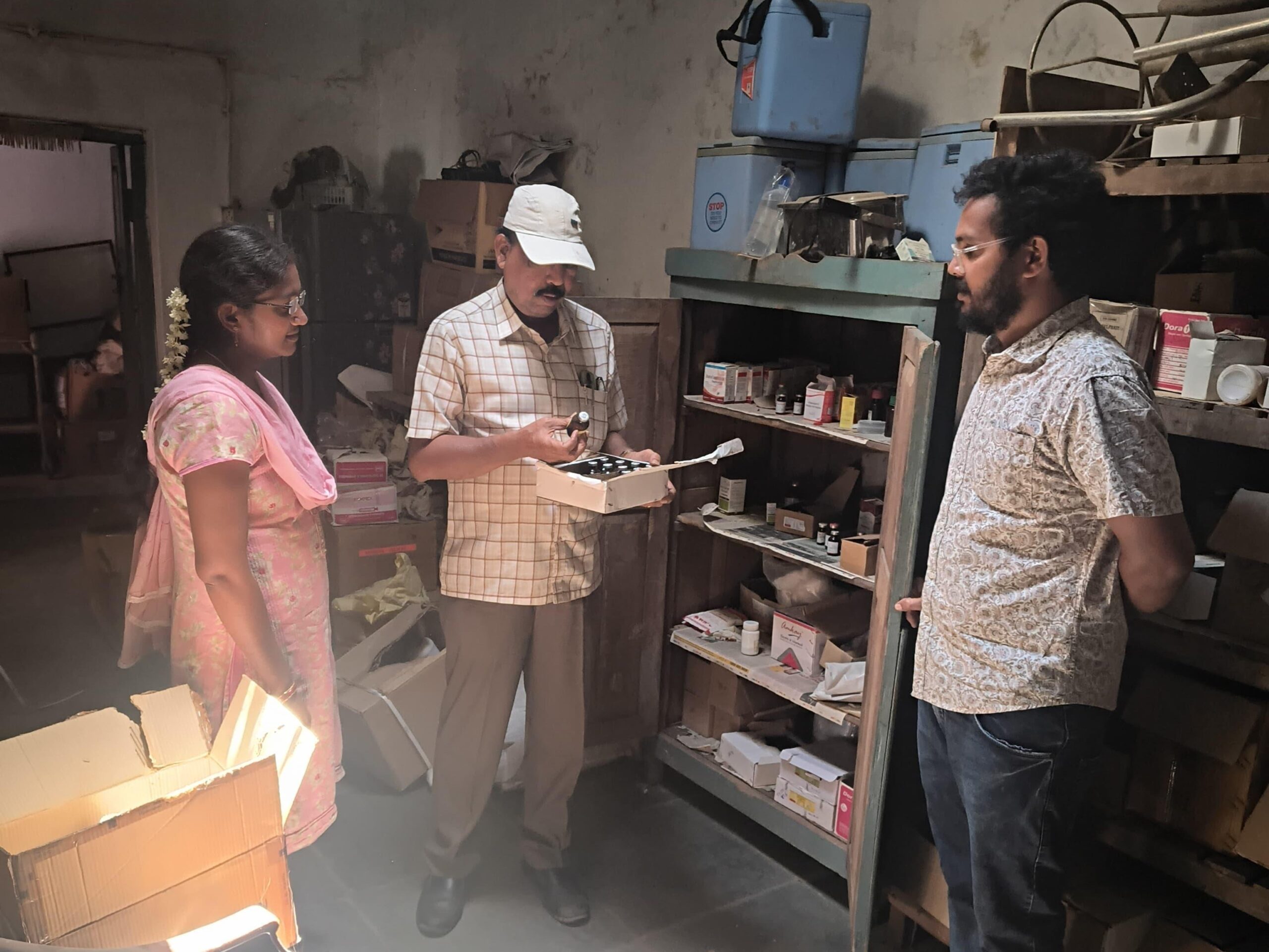 పశువైద్యశాలలను ఆకస్మికంగా తనిఖీ చేసిన ఏడి