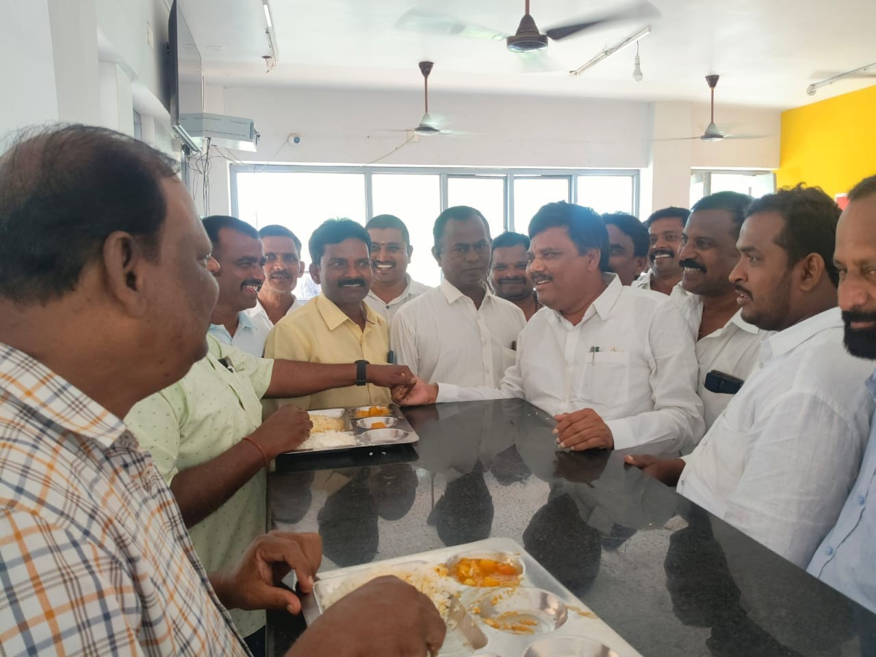 అన్న క్యాంటీన్‌ను సందర్శించిన టీడీపీ నేత