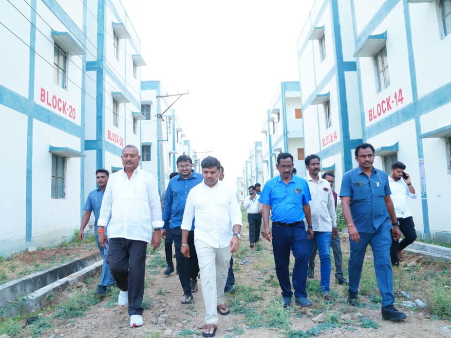 డబుల్ బెడ్ రూమ్ ఇళ్లను పరిశీలించిన ఎమ్మెల్యే, కలెక్టర్