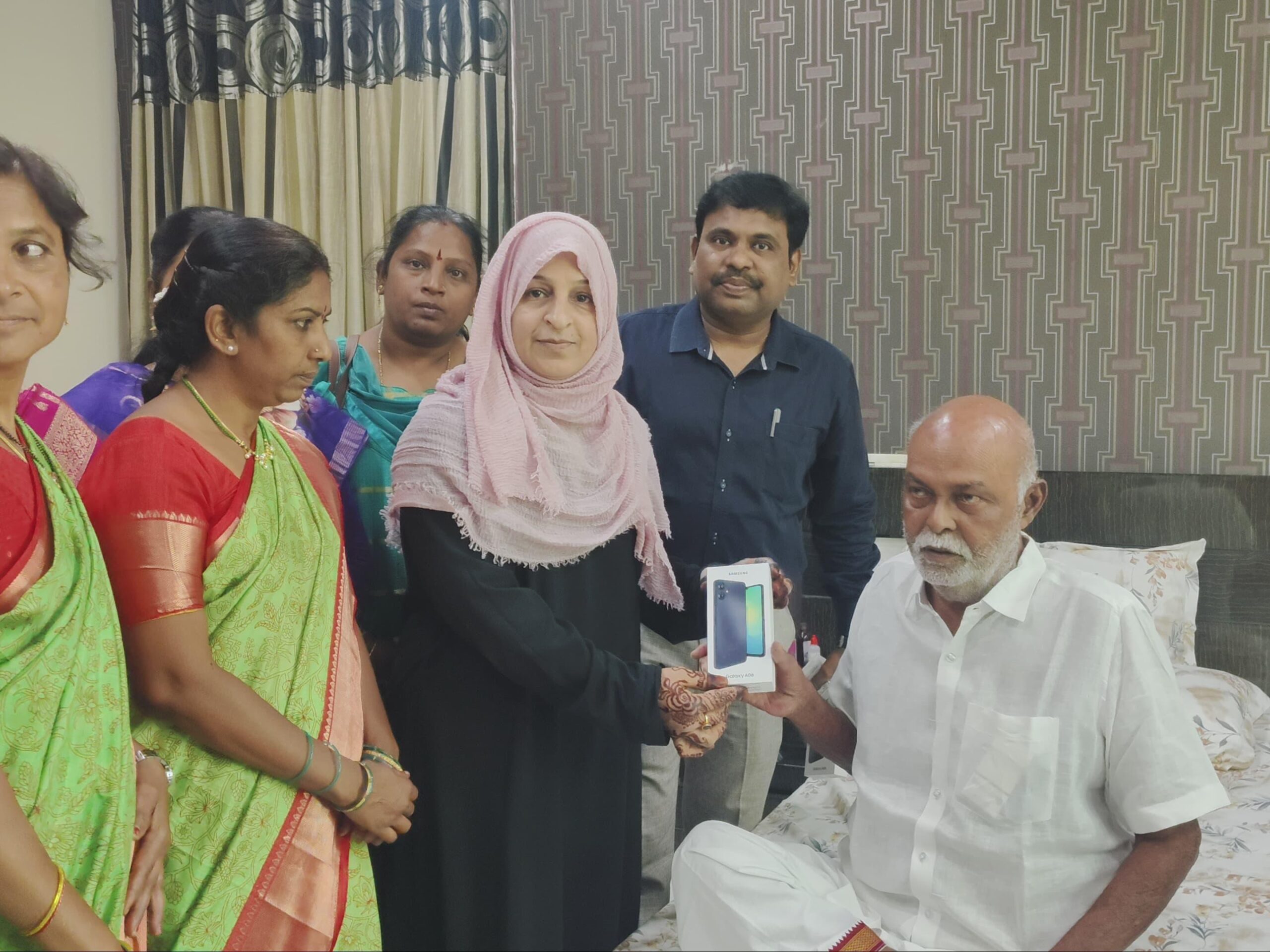 అంగన్వాడీ టీచర్లకు సెల్ ఫోన్లు పంపిణీ చేసిన ఎమ్మెల్యే