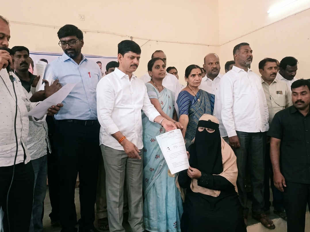 లబ్ధిదారులకు చెక్కులు పంపిణీ