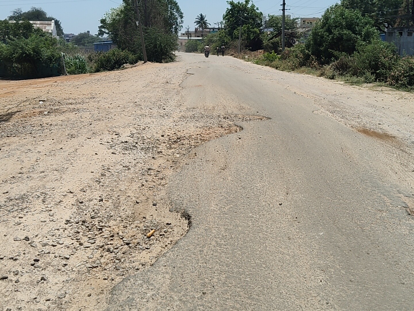 గుంతల మయంగా ప్రధాన రహదారి