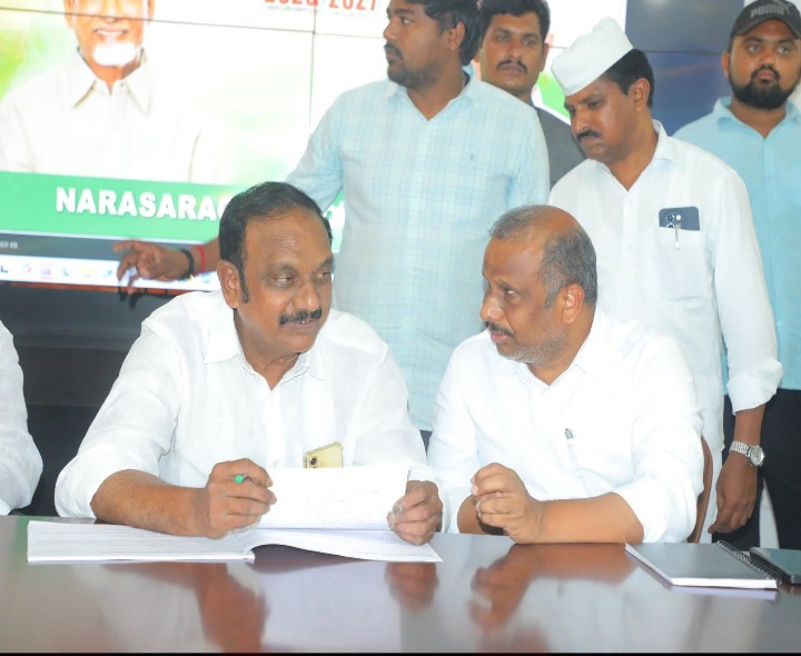 మున్సిపల్ గెస్ట్ హౌస్‌లో అధికారులతో సమీక్ష