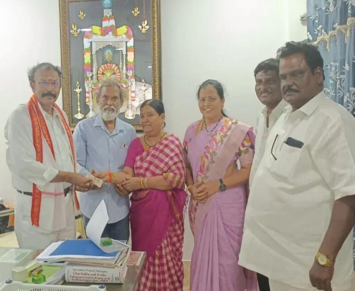 సుబ్రహ్మణ్యేశ్వర స్వామికి కిలో వెండి బహుకరణ