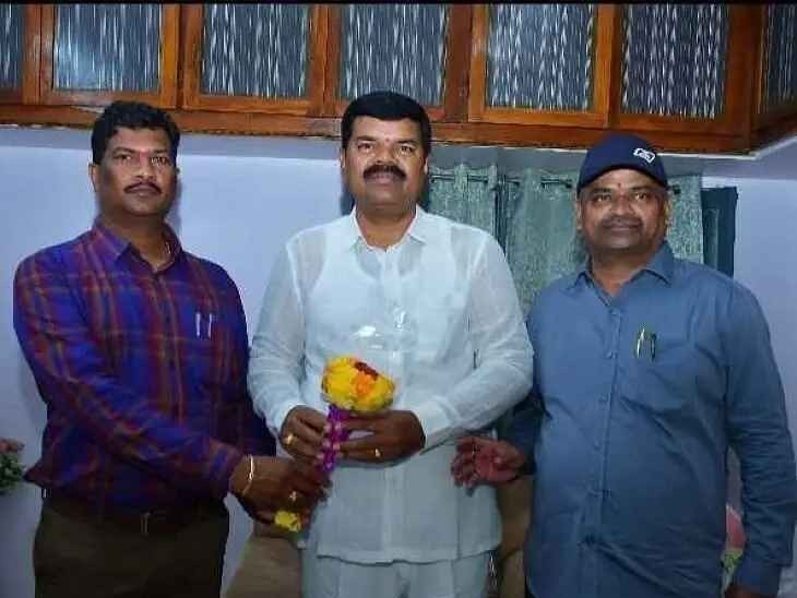 ఎమ్మెల్యేను కలిసిన తహసీల్దార్‌లు