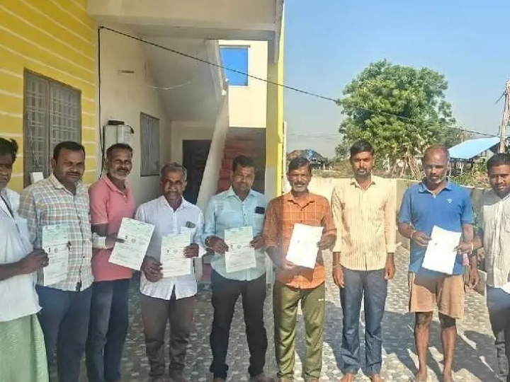 రేకులపల్లిలో సీఎంఆర్ఎఫ్ చెక్కుల పంపిణీ