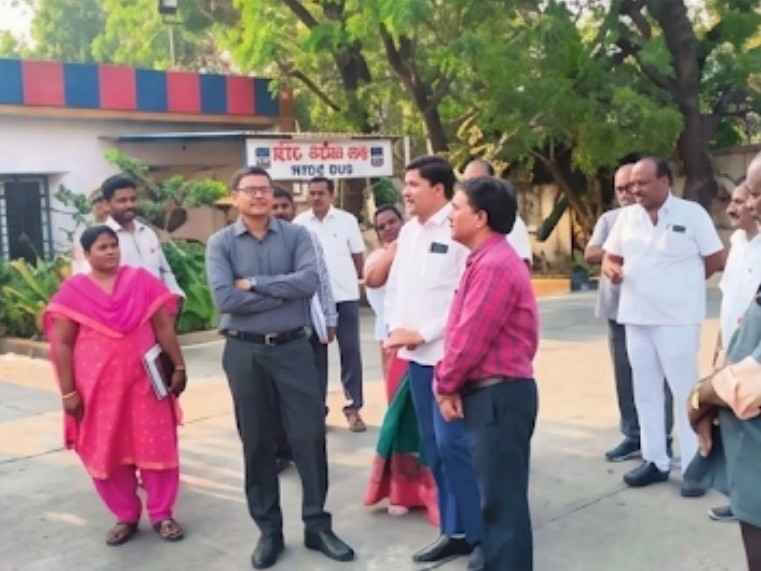 కోదాడ బస్టాండ్‌ను తనిఖీ చేసిన ఆర్టీసీ ఎండీ