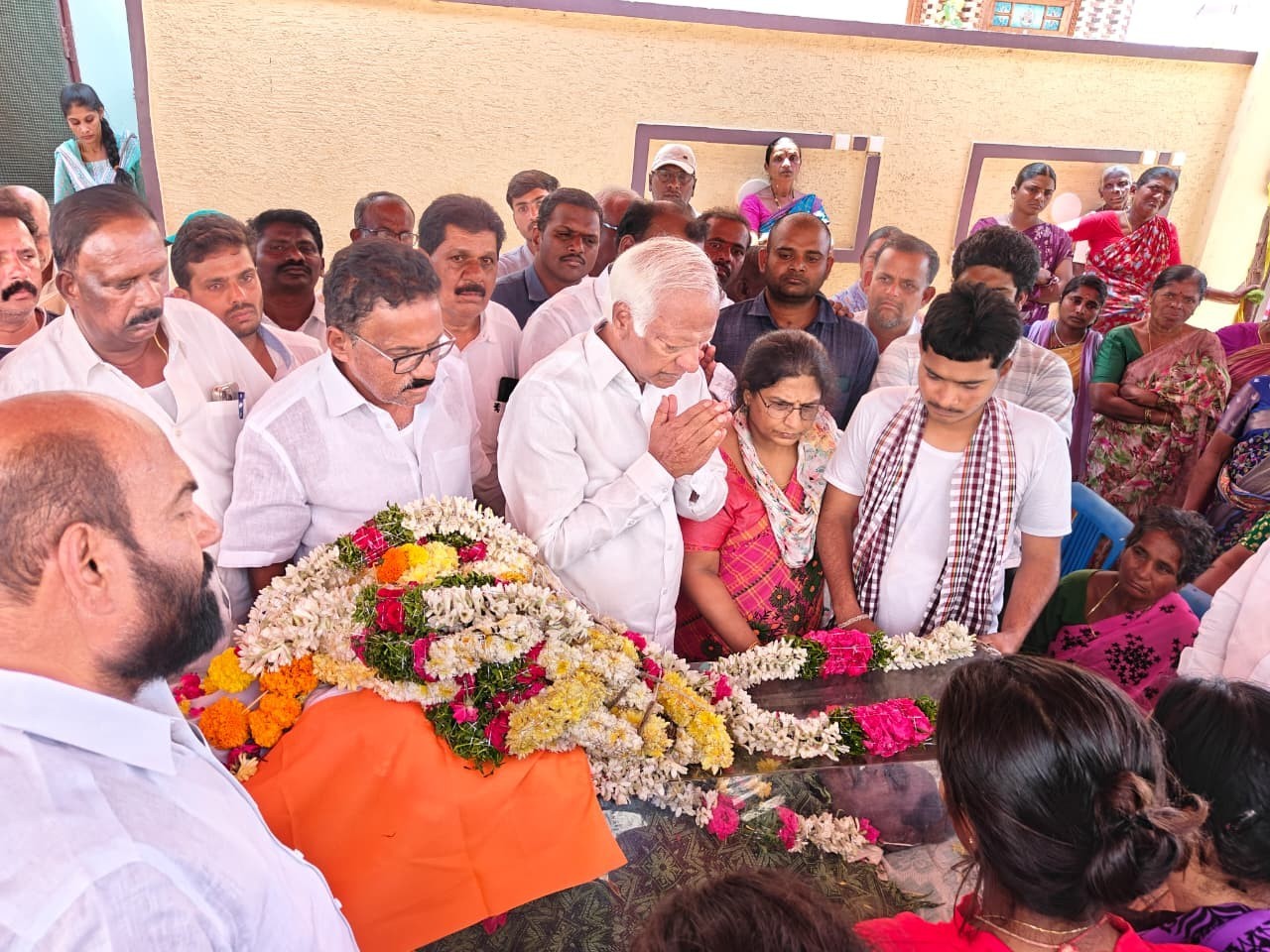 ఉప సర్పంచ్ మృతి.. పరామర్శించిన ఎమ్మెల్యే