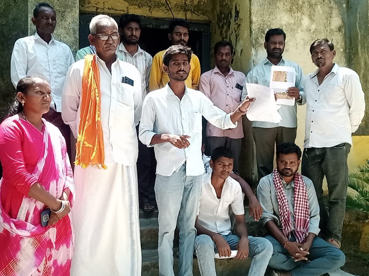 చెట్లను అమ్ముకున్నారని గ్రామస్థుల నిరసన