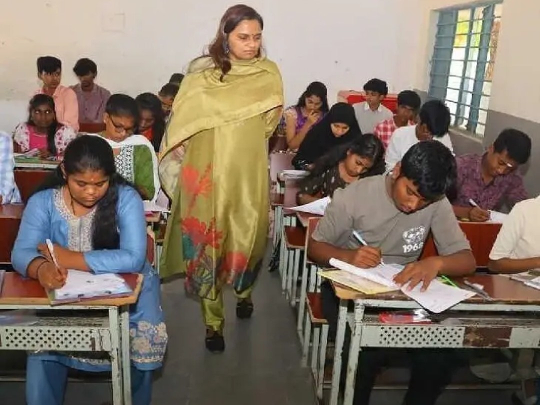 పరీక్ష కేంద్రాలను తనిఖీ చేసిన అదనపు కలెక్టర్