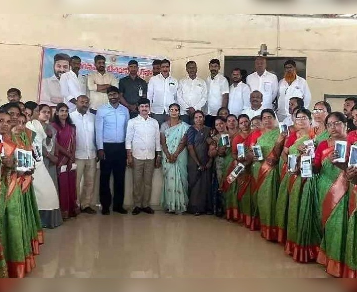 అంగన్వాడీ టీచర్లకు స్మార్ట్‌ఫోన్లు