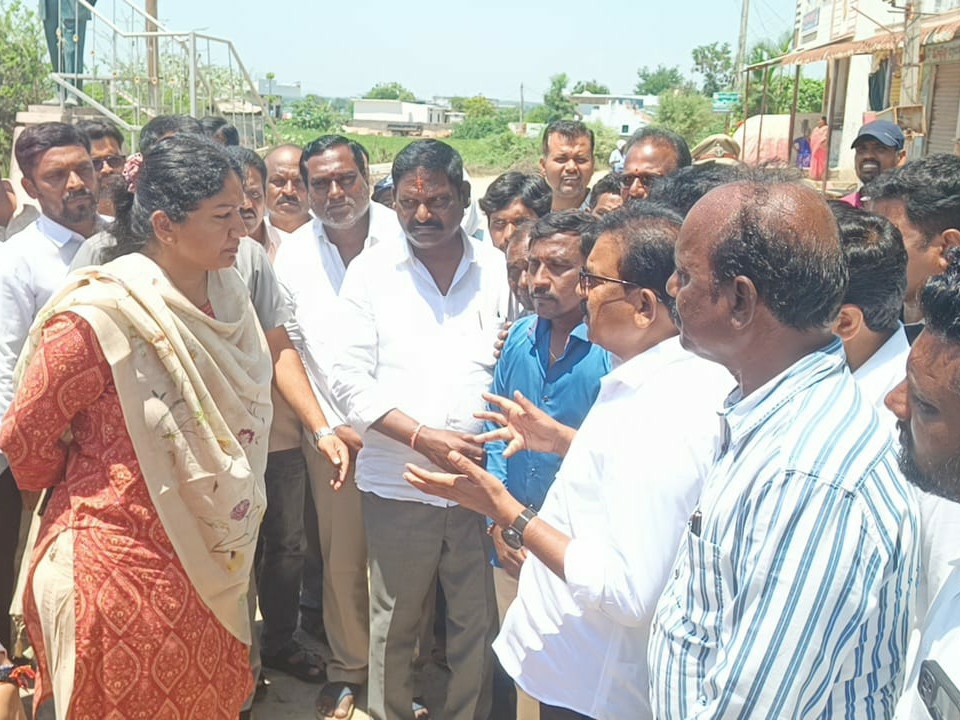 ప్రభుత్వ స్థలాలు పరిశీలించిన కలెక్టర్