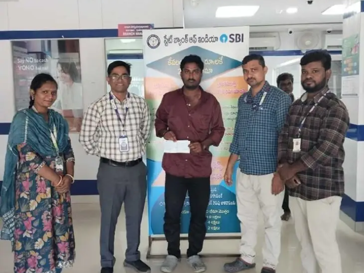 PMJJBY పథకం కింద నామినీకి రూ.2 లక్షల చెక్ అందజేత