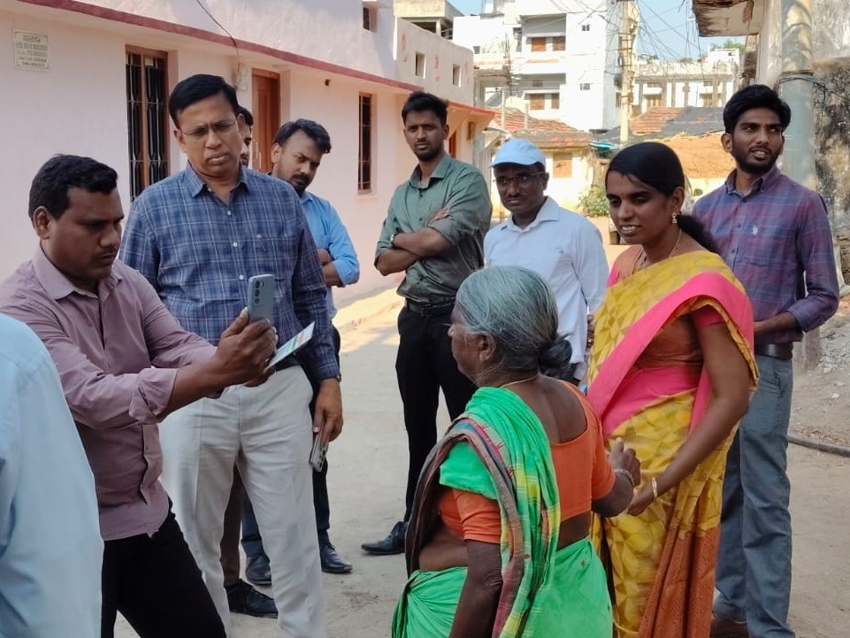 ఫేషియల్ నిర్ధారణతోనే పెన్షన్ల పంపిణీ: కలెక్టర్