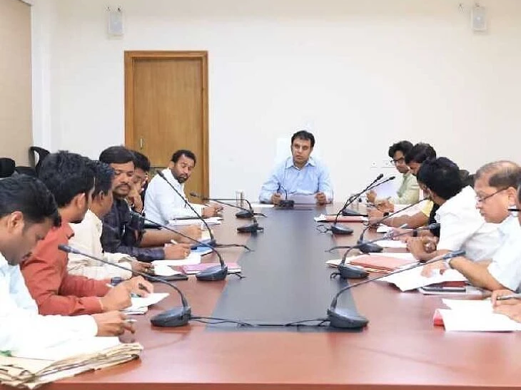 భూభారతి పెండింగ్ దరఖాస్తులపై కలెక్టర్ సమీక్ష