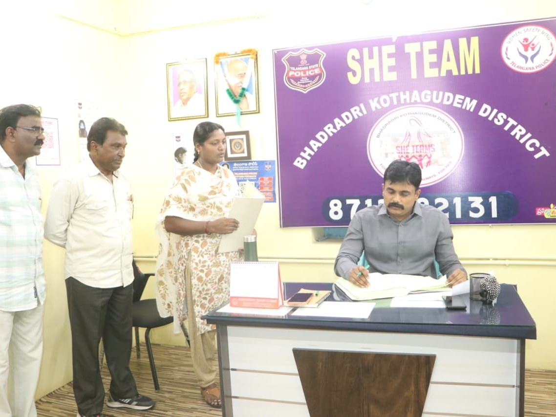 షీ టీం కార్యాలయాన్ని సందర్శించిన జిల్లా ఎస్పీ