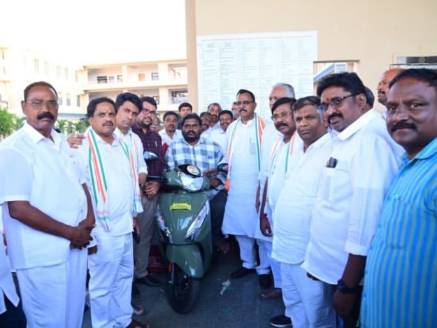 దివ్యాంగులకు ఎలక్ట్రికల్ సైకిళ్లు పంపిణీ