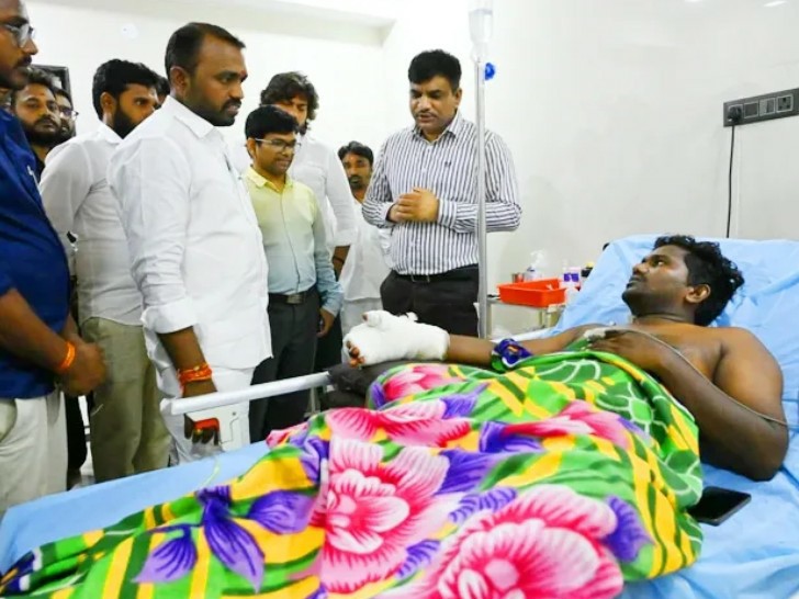 లైన్‌మెన్ శివను పరామర్శించిన మేయర్