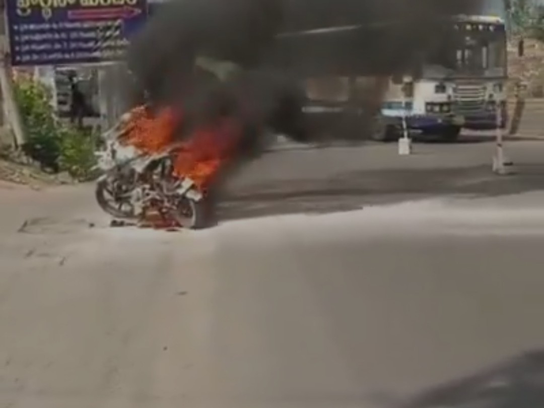 బైక్‌లో మంటలు.. తప్పిన పెను ప్రమాదం