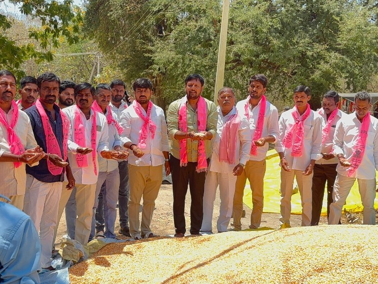 కొనుగోలు కేంద్రాలను సందర్శించిన BRS నేతలు