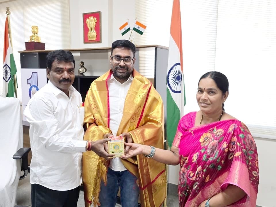 అదనపు కలెక్టర్‌ను కలిసిన ఛైర్‌పర్సన్