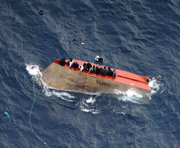 పడవ బోల్తా.. 80 మందికి పైగా గల్లంతు