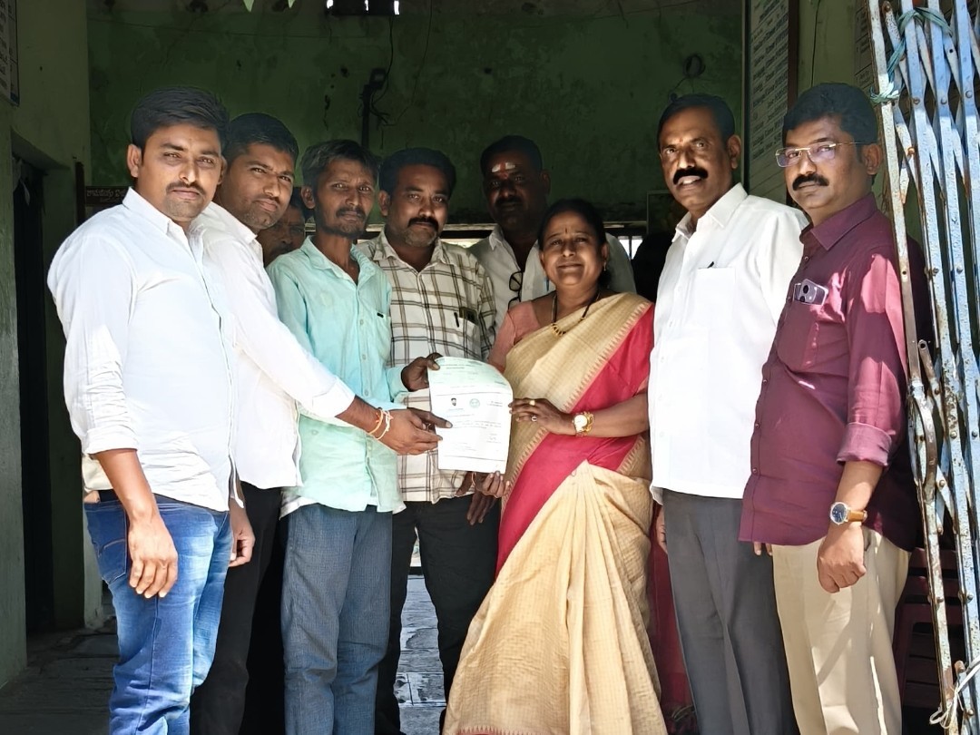 సీఎంఆర్ఎఫ్ చెక్కులను పంపిణీ చేసిన ఛైర్‌పర్సన్