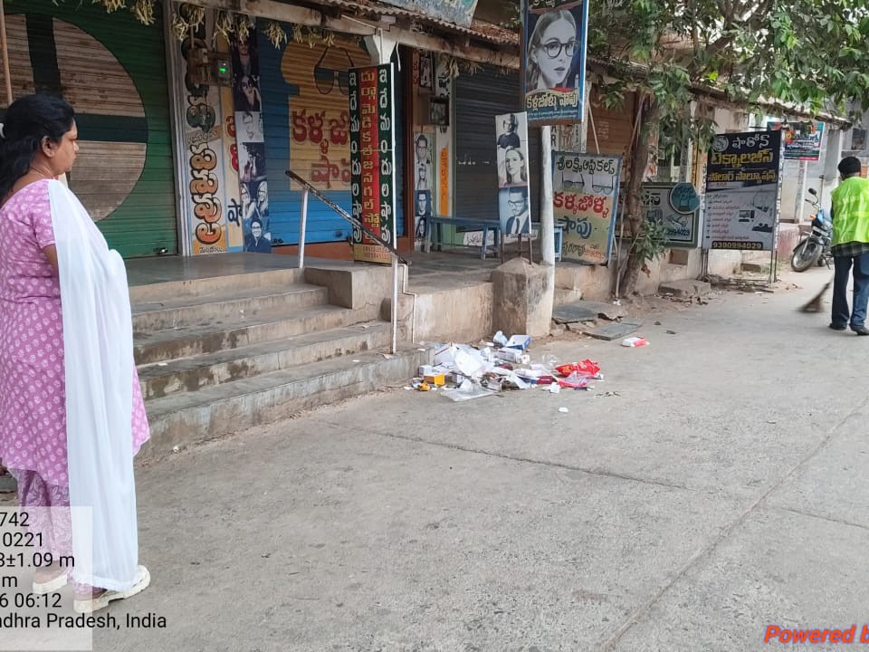 పారిశుద్ధ్య పనులు పరిశీలించిన మున్సిపల్ కమిషనర్