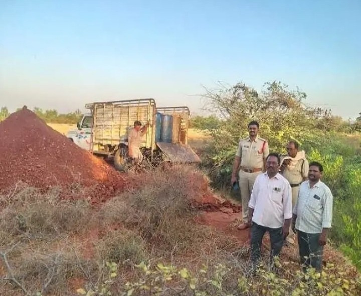 అక్రమంగా చికెన్ వ్యర్థాలు తరలిస్తున్న వాహనంపై కేసు నమోదు