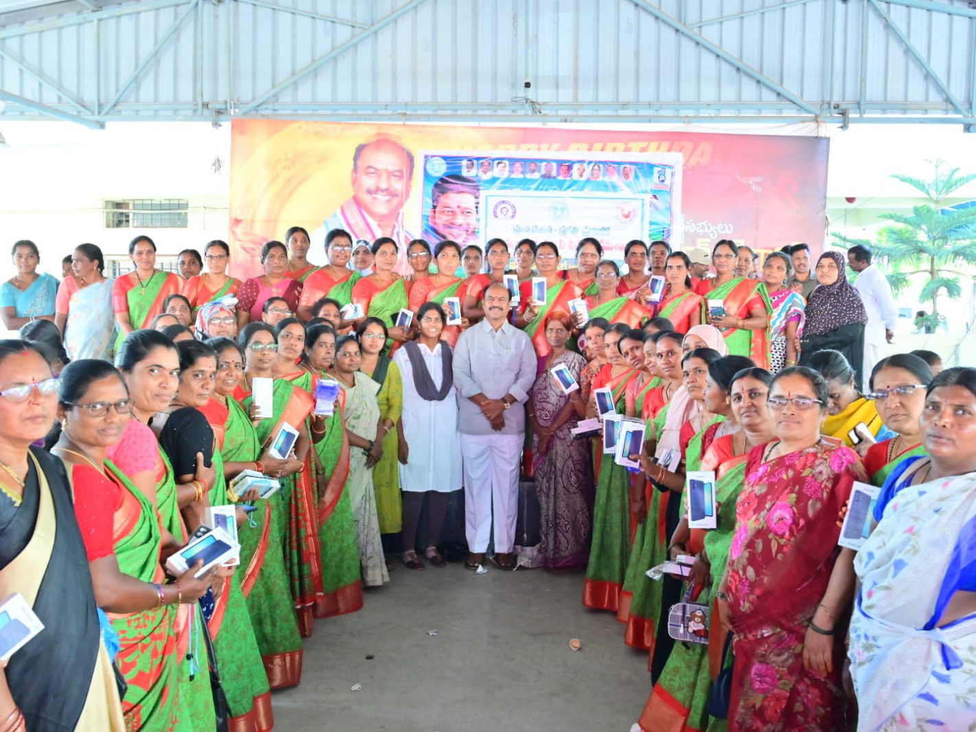 అంగన్‌వాడీ టీచర్లకు స్మార్ట్ ఫోన్ల పంపిణీ