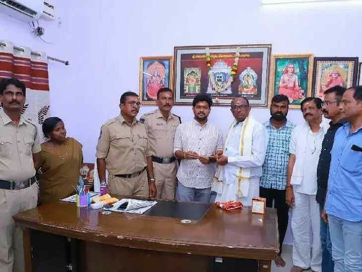 నిజాయితీ చాటుకున్న చిరు వ్యాపారి