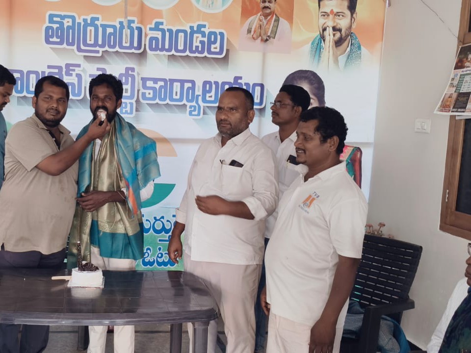 ఘనంగా సోషల్ మీడియా కోఆర్డినేటర్ జన్మదిన వేడుకలు