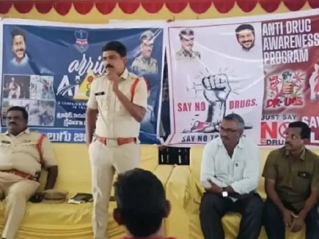 మత్తుకు దూరంగా.. ప్రగతికి బాటలు: ఎస్సై