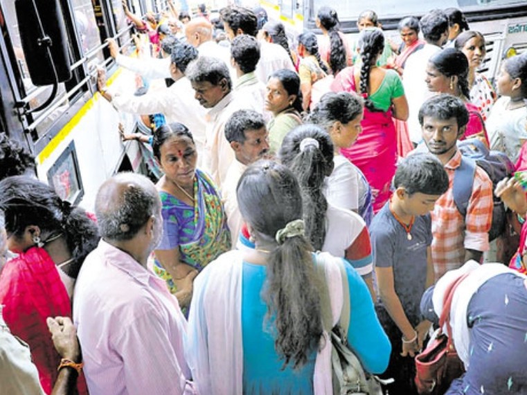 నిత్యం 2, 82, 150 మంది ప్రయాణికులు.. తప్పని తోపులాట