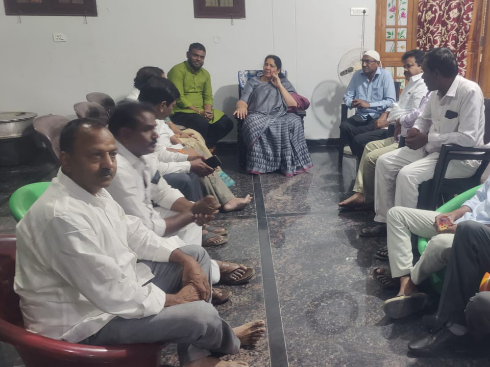 బాధిత కుటుంబాన్ని పరామర్శించిన.. మాజీ మంత్రి