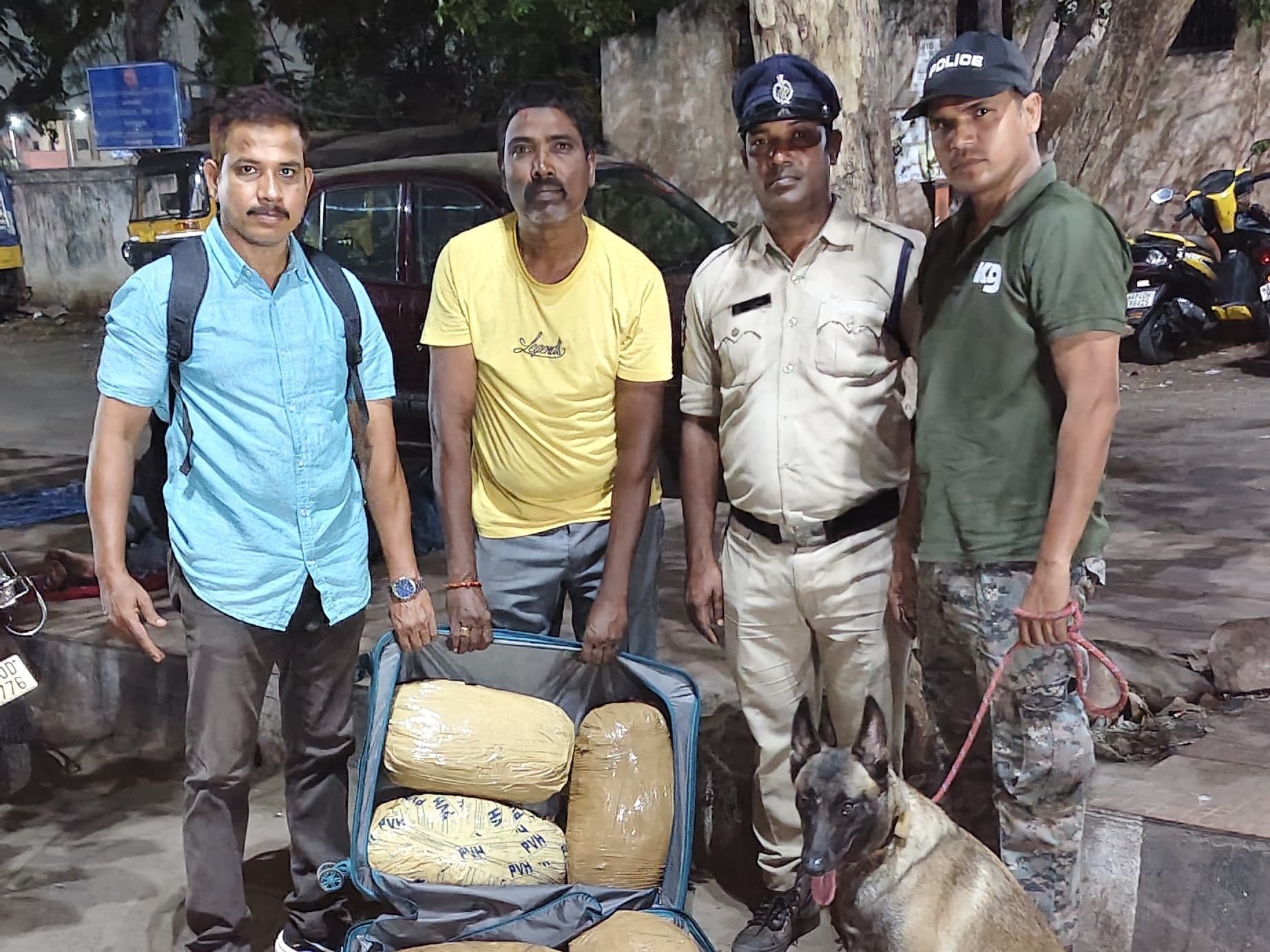 సూట్‌కేస్‌లో గంజాయ్.. నిందితుడి అరెస్ట్..!